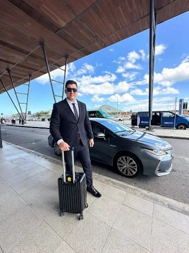 Motorista da Executiva Sul em frente ao veículo no aeroporto