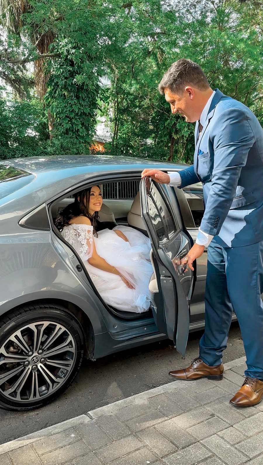 Motorista da Executiva Sul abrindo a porta do carro para a noiva